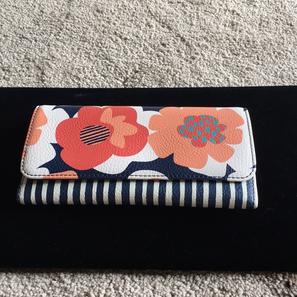 Relic Handbags - NWOT relic wallet